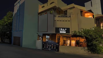 Un edificio moderno de dos pisos con un letrero destacado que dice 'Collection Company-Serviced'.