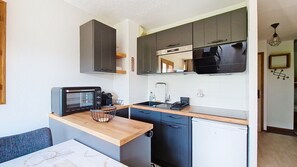 A compact kitchenette with a microwave, coffee maker, and a small sink. - Joran JR1 MOUNTAIN & NATURE (4 people) (Châtel)