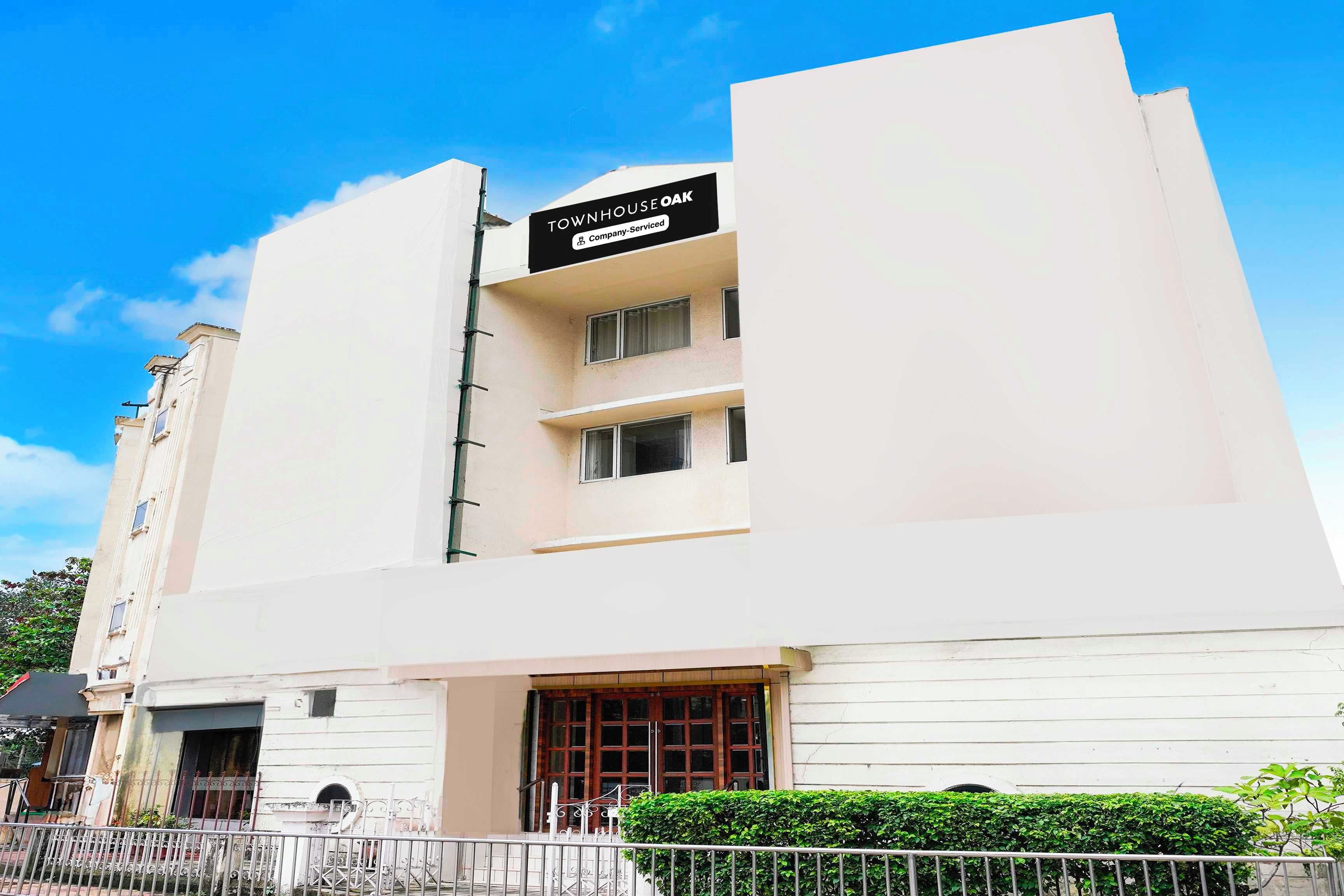 Un immeuble sur lequel on peut lire l’inscription suivante : « TOWNHOUSE OAK, services offerts par l’entreprise ».