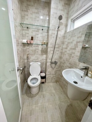 A compact bathroom with a toilet, shower, and sink. - Oula Home - Tea Studio l Central D1, 5 Mins to Ben Thanh Market (Thành phố Hồ Chí Minh)