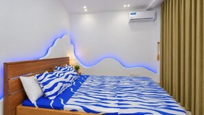 Tabla de planchar con plancha, wifi, ropa de cama