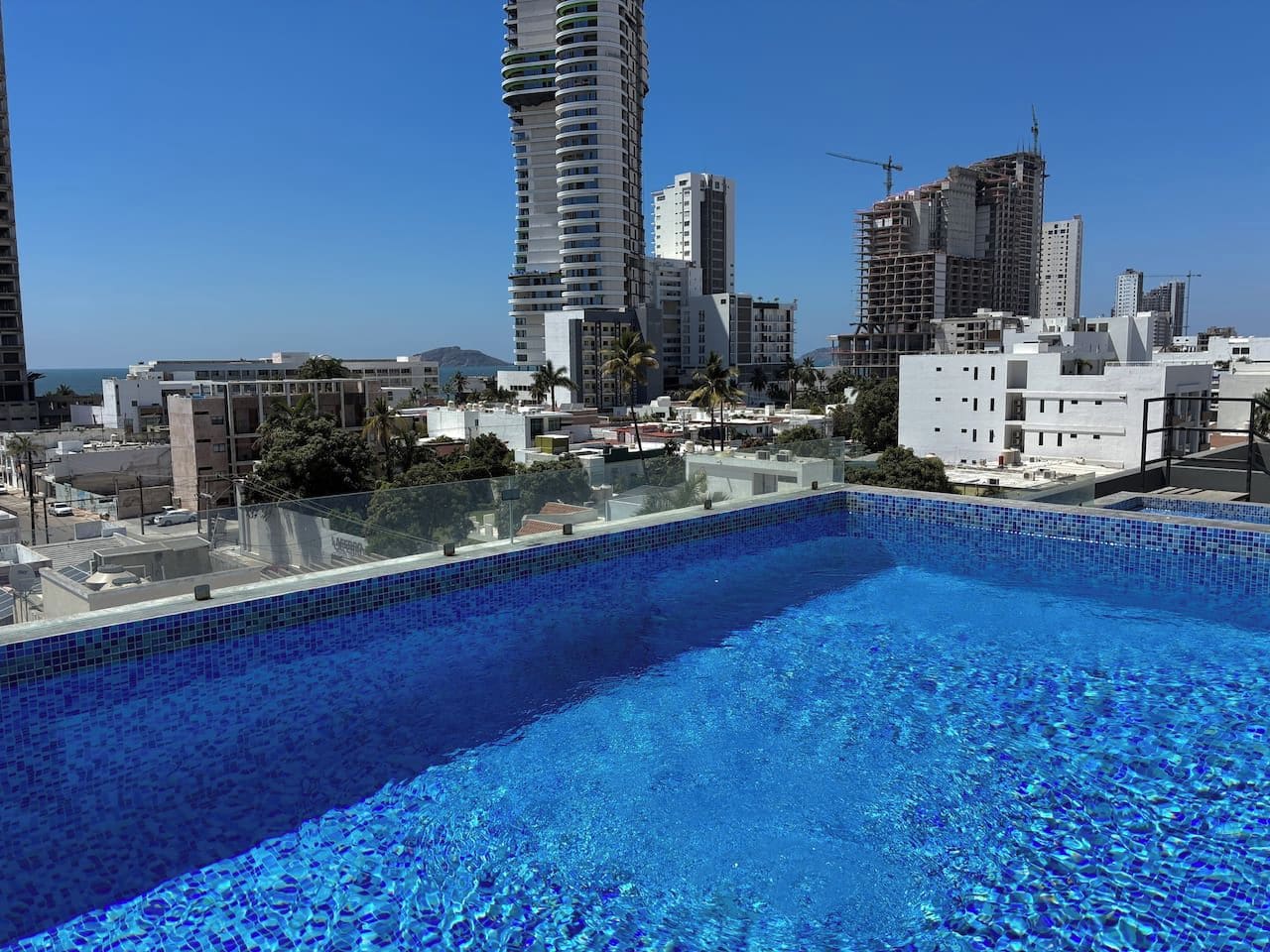 Una piscina con uno skyline cittadino sullo sfondo.