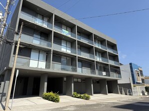 A multi-story building with balconies and a clear sky. - Near the beach with a rooftop pool – By GPSRentas (Mazatlán)