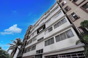 Un edificio de varios pisos con un cartel que indica que es un alojamiento de empresa.