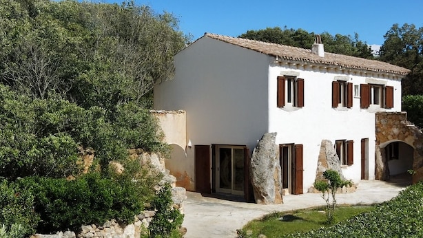 A two-story building with a stone foundation, white walls, and brown shutters. - Stazzu La Vigna di Maria (Sardegna)