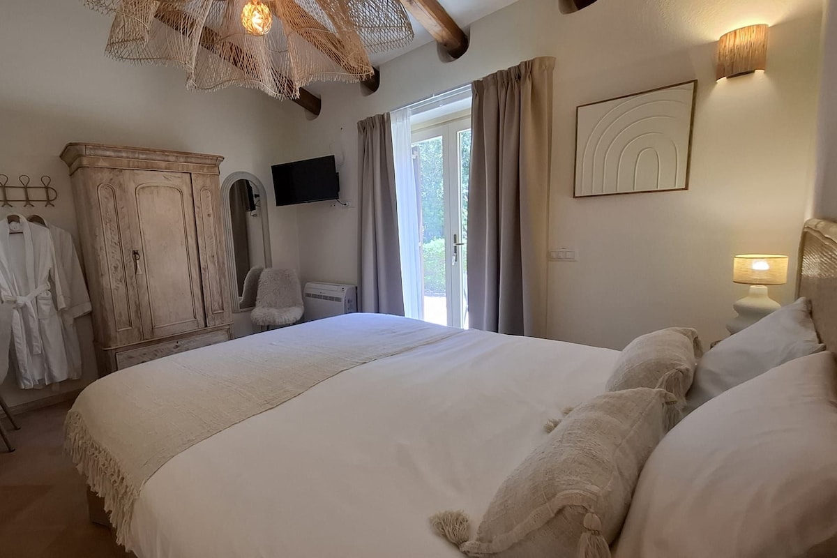Habitación Deluxe doble, 1 cama de matrimonio grande, patio | Ropa de cama de alta calidad y edredones de plumas