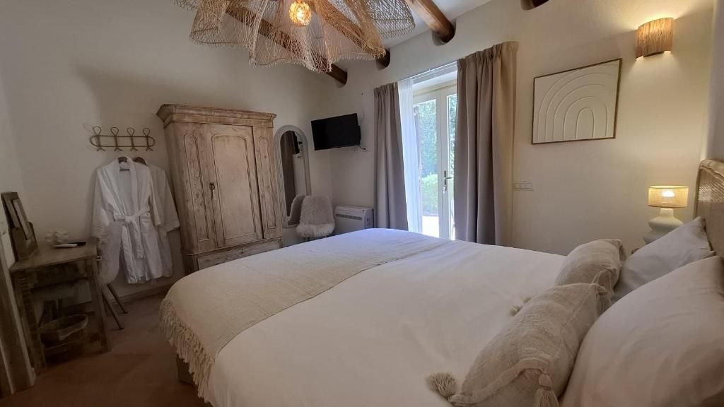 Deluxe tweepersoonskamer, terras, uitzicht op park | Een kluis op de kamer, een bureau, verduisterende gordijnen, gratis wifi