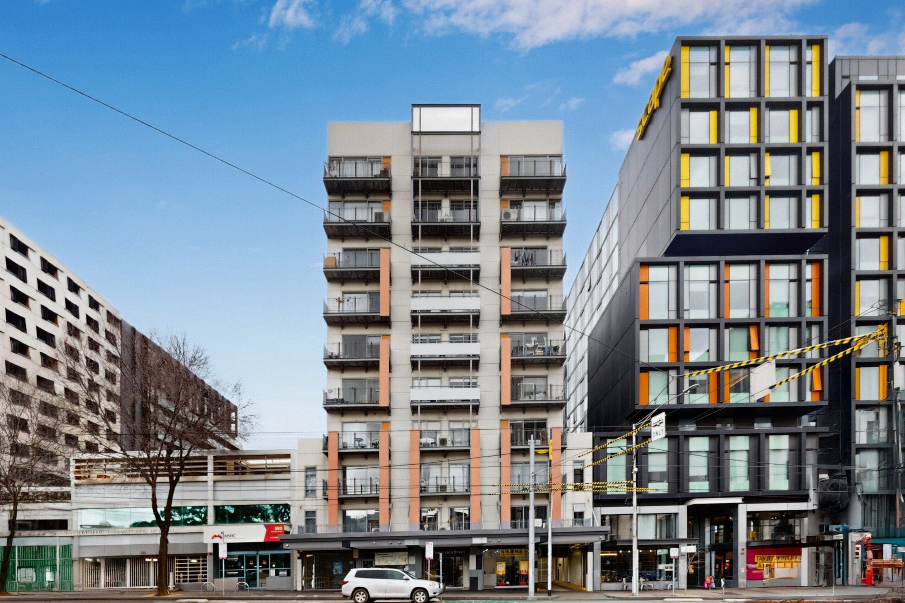 Un edificio moderno de varios pisos con balcones y ventanas amplias.