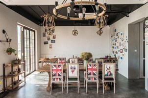 Comedor con candelabro, mobiliario de madera y adornos en la pared.