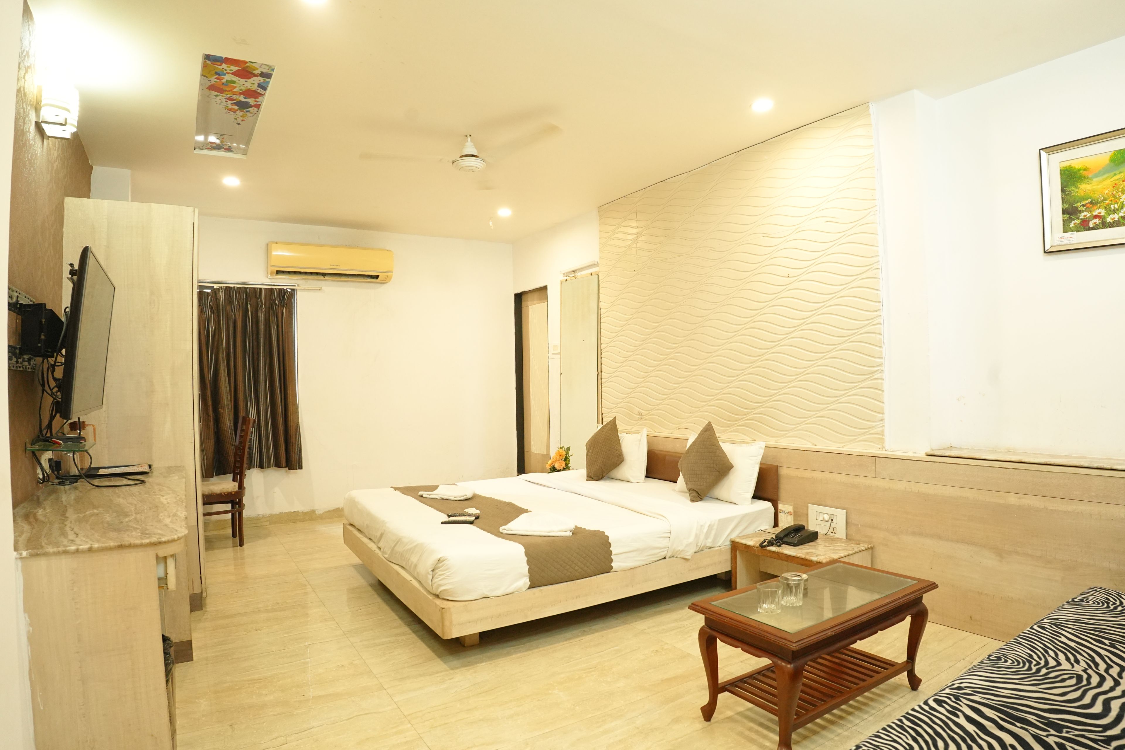 Executive Room | Egyptian cotton sheets, premium bedding, desk, laptop workspace