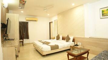 Executive Room | Egyptian cotton sheets, premium bedding, desk, laptop workspace
