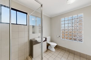 A bathroom with a shower, toilet, and sink. - Peaceful 2-bed Apartment With Private BBQ Balcony (Darwin)
