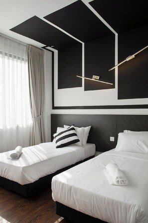Une chambre d’hôtel avec deux lits, un design moderne au niveau du plafond et une grande fenêtre avec des rideaux.