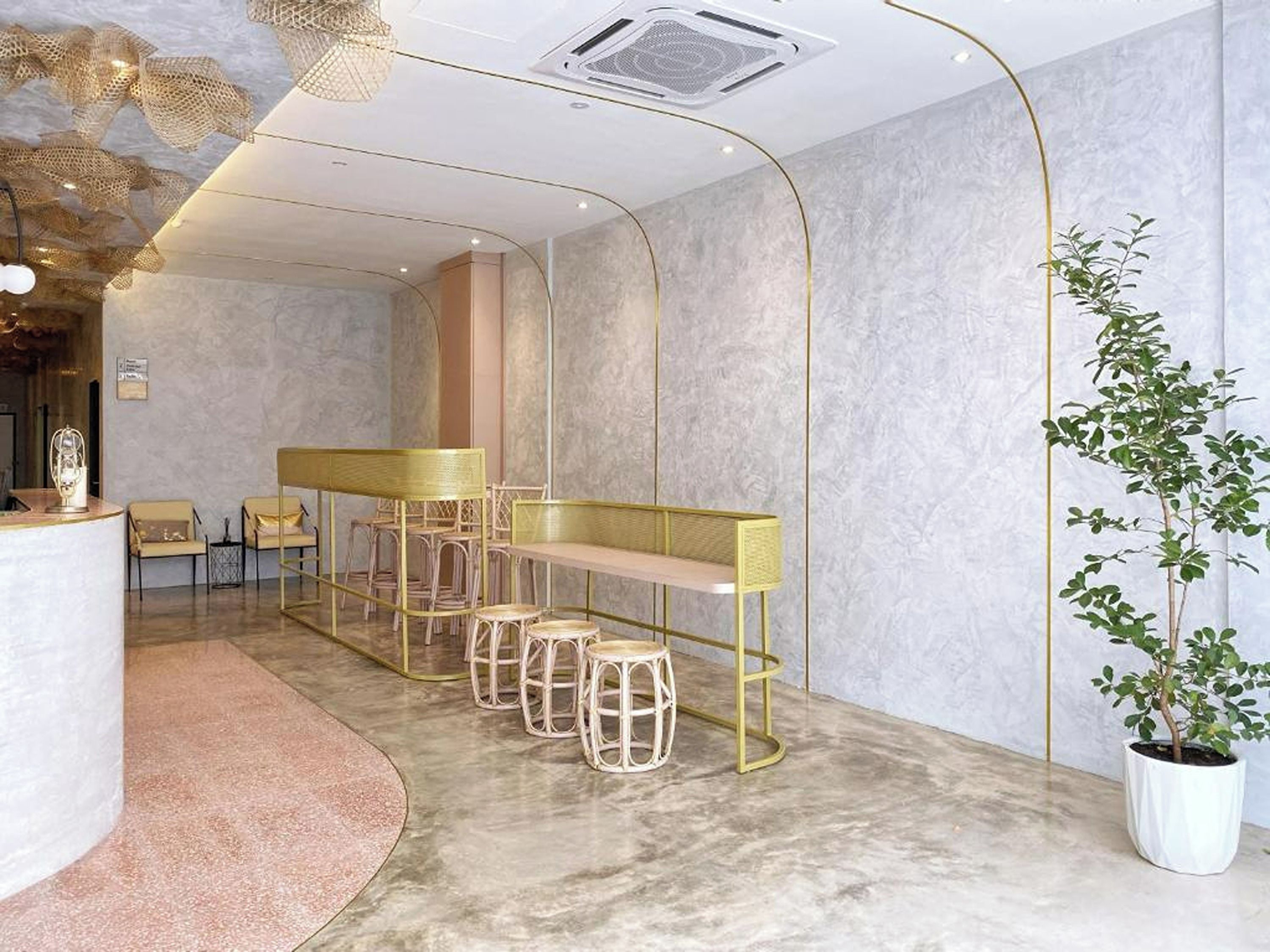Ein modernes Interieur mit einer Rezeption, einer Sitzecke und einem Blumentopf.