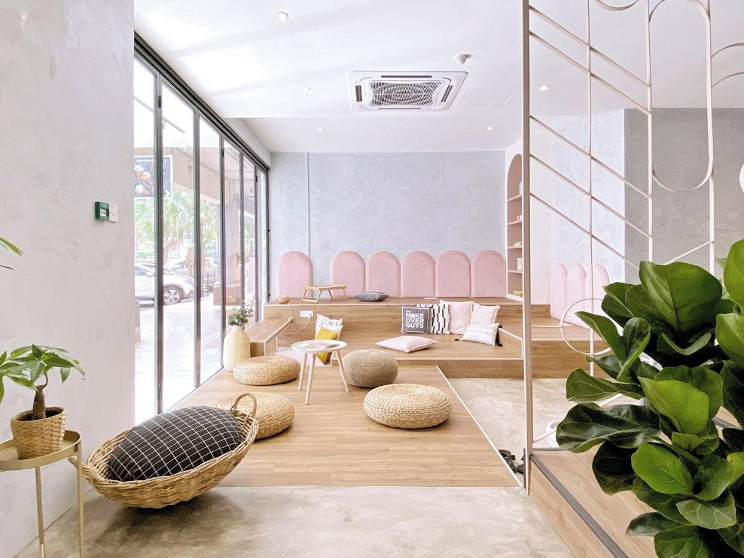 Un intérieur moderne comprenant un coin salon, une petite table et une plante en pot.