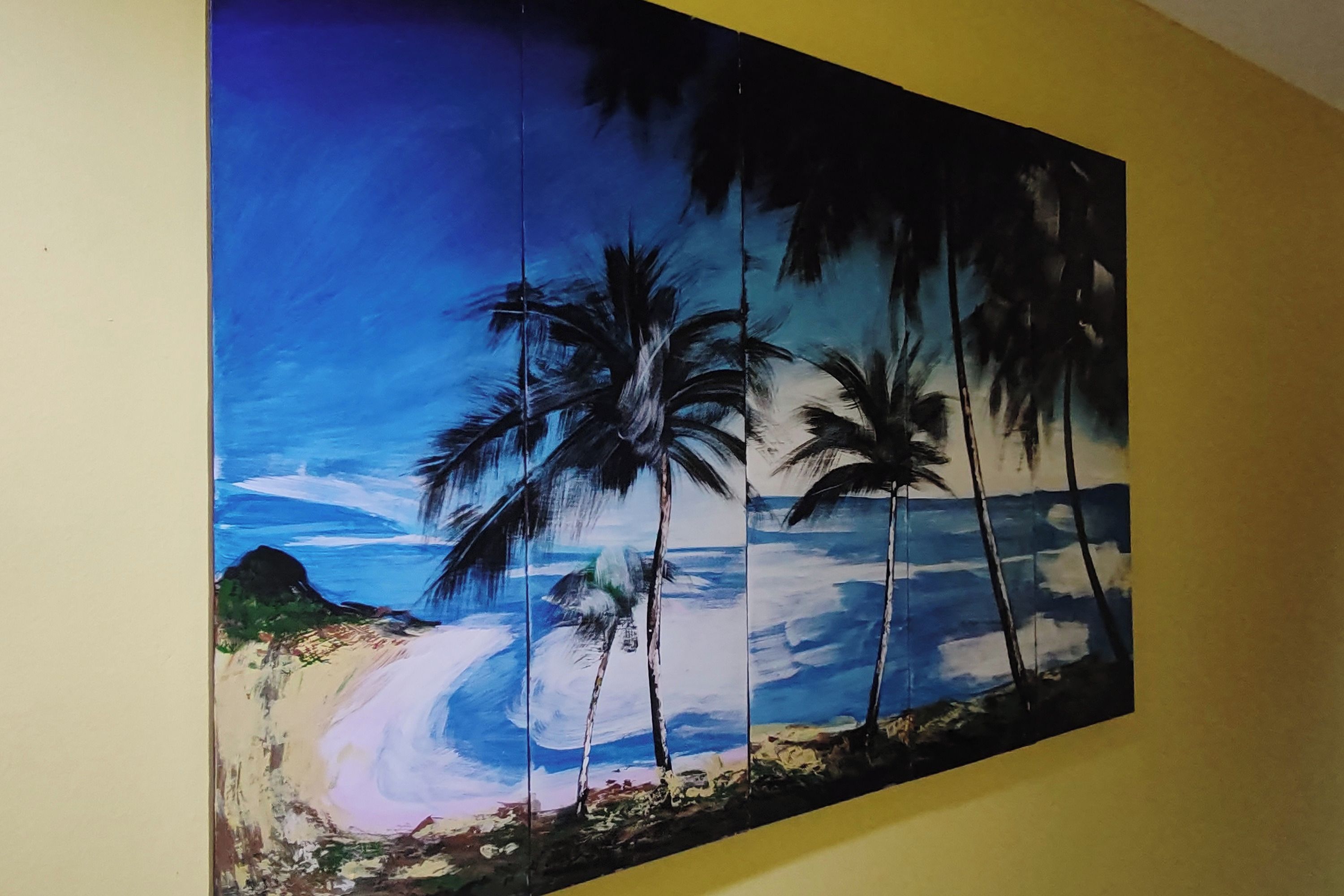Una pintura de una playa con palmeras y cielo despejado.