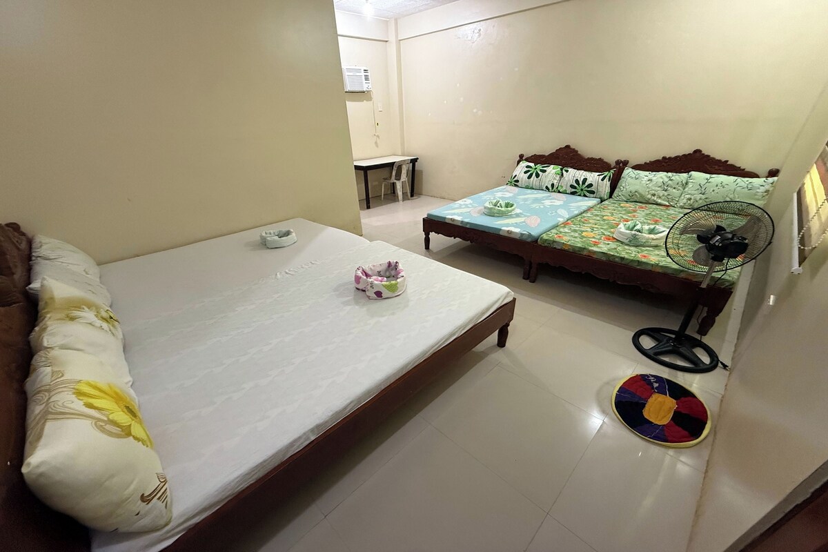 Large Family Room | Blackout drapes, WiFi (free), bed sheets