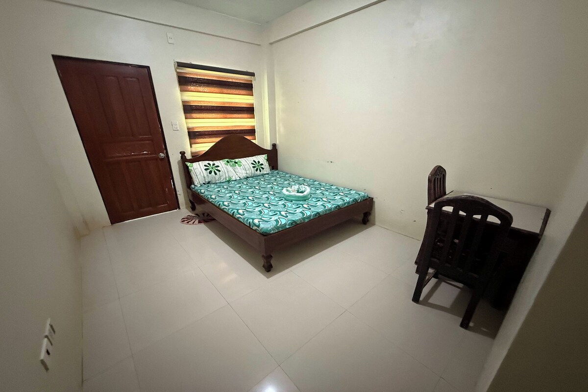 Couple Room | Blackout drapes, WiFi (free), bed sheets