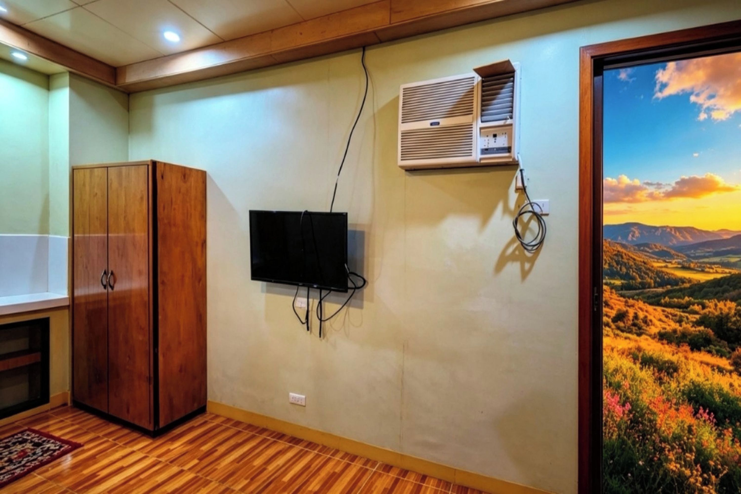 Une chambre dotée d’une armoire en bois, d’un téléviseur fixé au mur, d’un appareil de climatisation et d’une fenêtre offrant une vue panoramique.