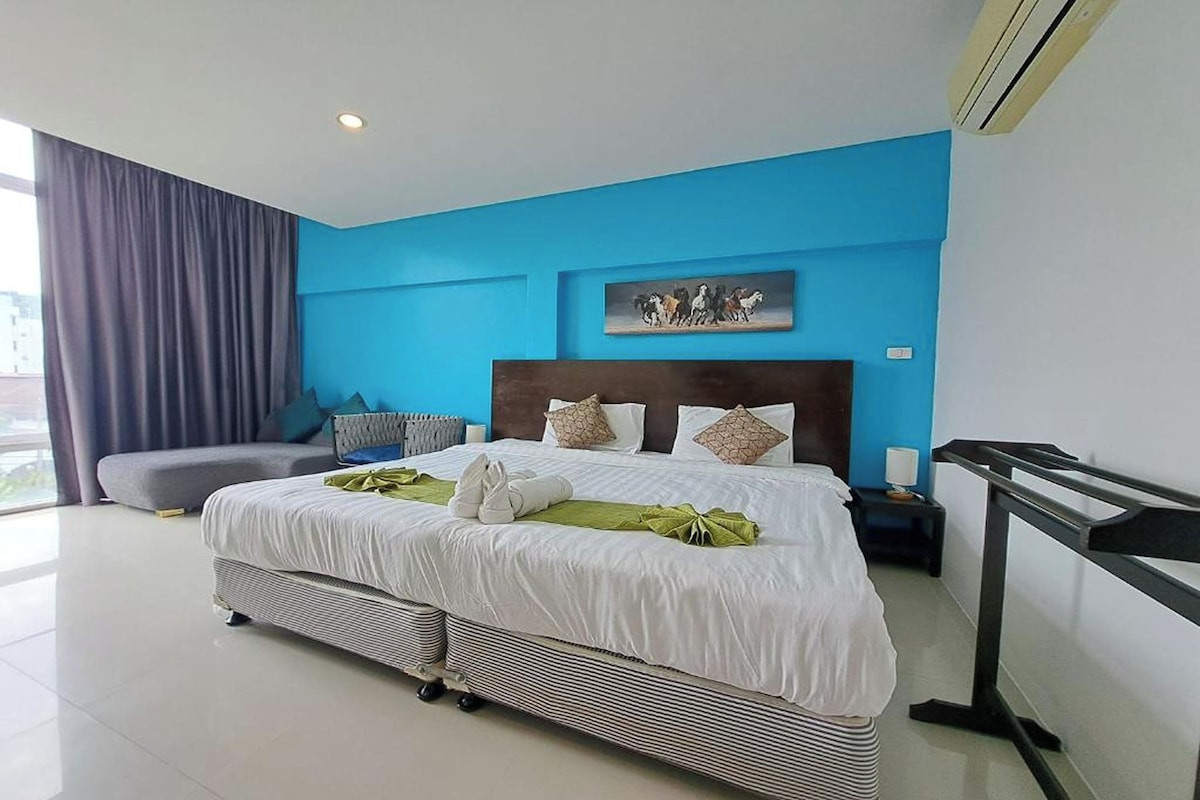 One-Bedroom Apartment | Bar mini, peti besi dalam bilik, meja, langsir/tirai gelap terus