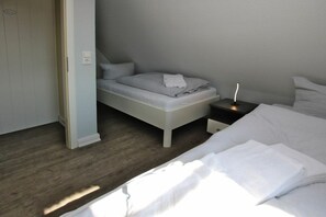 Ein Schlafzimmer mit einem Bett, einem Nachttisch und einer Nachttruhe.