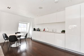 Unclassified image, 3 of 8, button - Luxury 2BR/2BA Marylebone Flat w/ AC (London)
