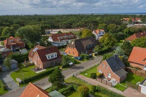 Ein Wohngebiet mit Häusern, einer Straße und bewaldeter Umgebung.