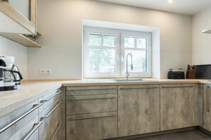 A kitchen with a window, a sink, and a coffee maker. - "Vörn Binnendiek" (ID 376) (St. Peter-Bad)