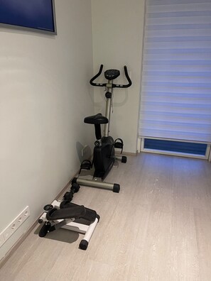 Quarto com bicicleta ergométrica e esteira.