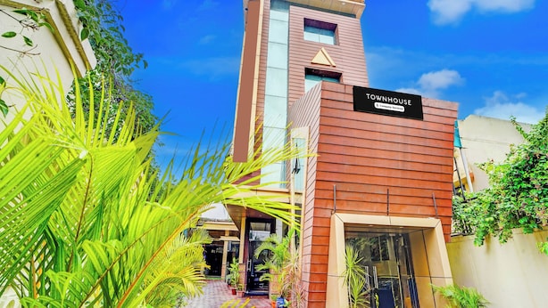 A modern townhouse with a sign indicating it is company-serviced. - Townhouse Madan Mahal Railway Junction (Jabalpur)