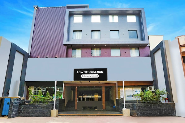 A modern building with a sign reading 'TOWNHOUSE OAK Company Serviced'.