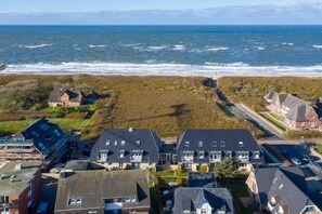 Eine Küstenwohngegend mit Häusern, einem Strand und dem Meer.