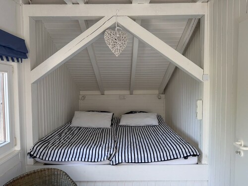 Huus Leegwater in Burhave – 2 Bedrooms, Sleeps 4, Garden & Fireplace