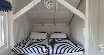 Huus Leegwater in Burhave – 2 Bedrooms, Sleeps 4, Garden & Fireplace
