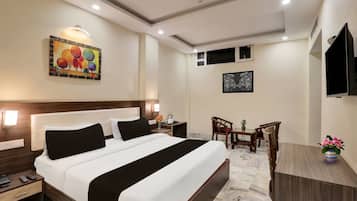 Suite | Desk, WiFi (free), bed sheets