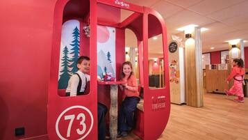 Un espace de jeux pour enfants avec une structure rouge, portant le numéro 73, et une pancarte sur laquelle on peut lire « la saisie ».