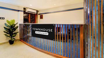Un área de recepción con un letrero que dice 'TOWNHOUSE Company Serviced'.
