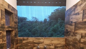 A bathroom with wooden walls and a view of a forest. - Santa Juana Lodge Nature Reserve (Naranjito)