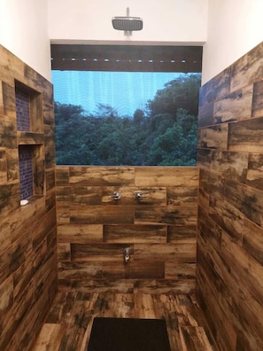 Ein Badezimmer mit Holzwänden und Blick auf einen Wald.