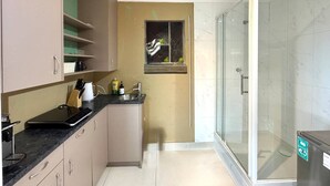Een moderne keuken met een inbouwoven, een spoelbak en een raam met uitzicht.