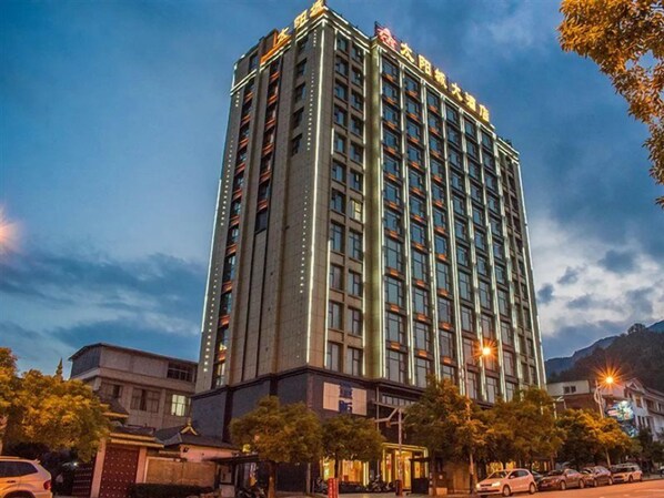 Un hotel de varios pisos con fachada moderna, amplias ventanas y una entrada destacada.