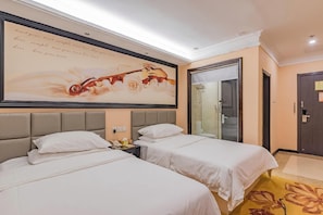Une chambre d’hôtel avec deux lits, une grande œuvre d’art murale, une porte de douche en verre et une porte avec une pancarte.
