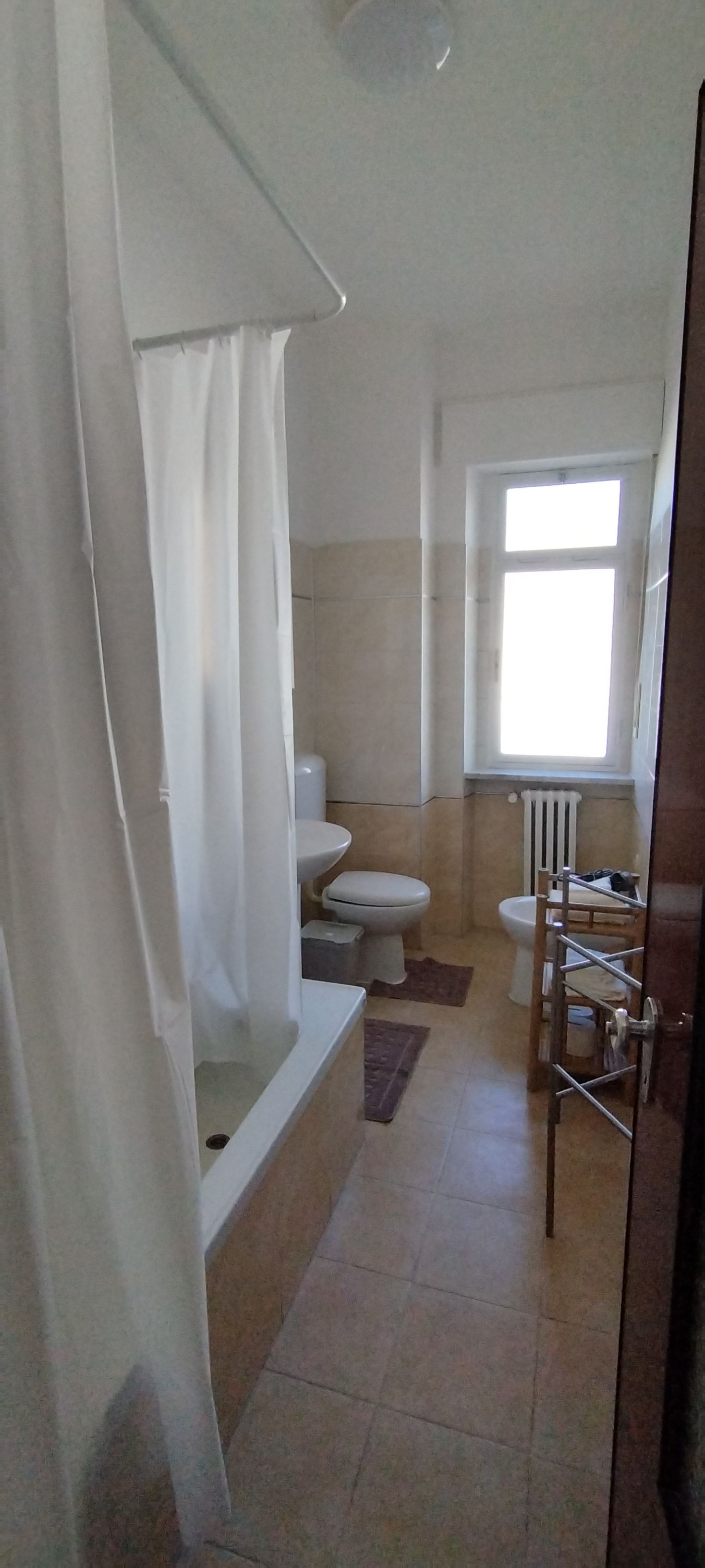 Un bagno con doccia, WC e bidet.