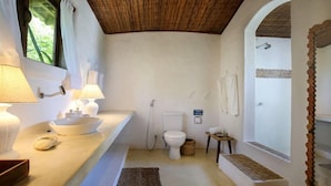 A bathroom with a bathtub, toilet, sink, and a shower area. - Hotel Fazenda Cala and Divino (Porto Seguro)