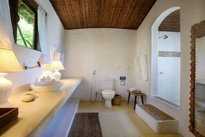 A bathroom with a bathtub, toilet, sink, and a shower area. - Hotel Fazenda Cala and Divino (Porto Seguro)