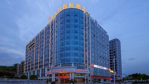 A multi-story hotel with a prominent entrance and signage. - Vienna International Hotel (Enshi)