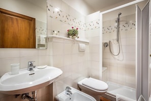 Ein Badezimmer mit Waschbecken, Toilette und Dusche.