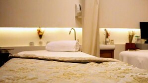 A hotel room with a bed, a bedside table, a lamp, and a wall-mounted light fixture. - Life Resort - Beira do Lago em Brasilia (Brasília)