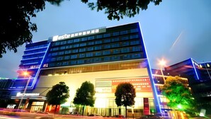 Ein modernes Hotelgebäude mit mehreren Stockwerken und einer auffälligen Schilderung.