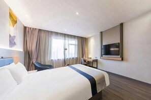 A hotel room with a bed, a desk, a chair, a TV, and a window with curtains. - Homeinn Selected (Weifang)